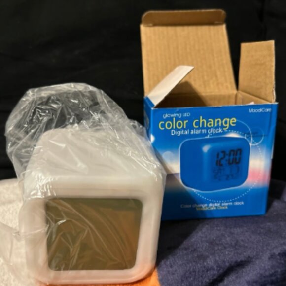 Moodicare Glowing LED Color Change Digital Alarm Clock NIB New in Box - Picture 1 of 3